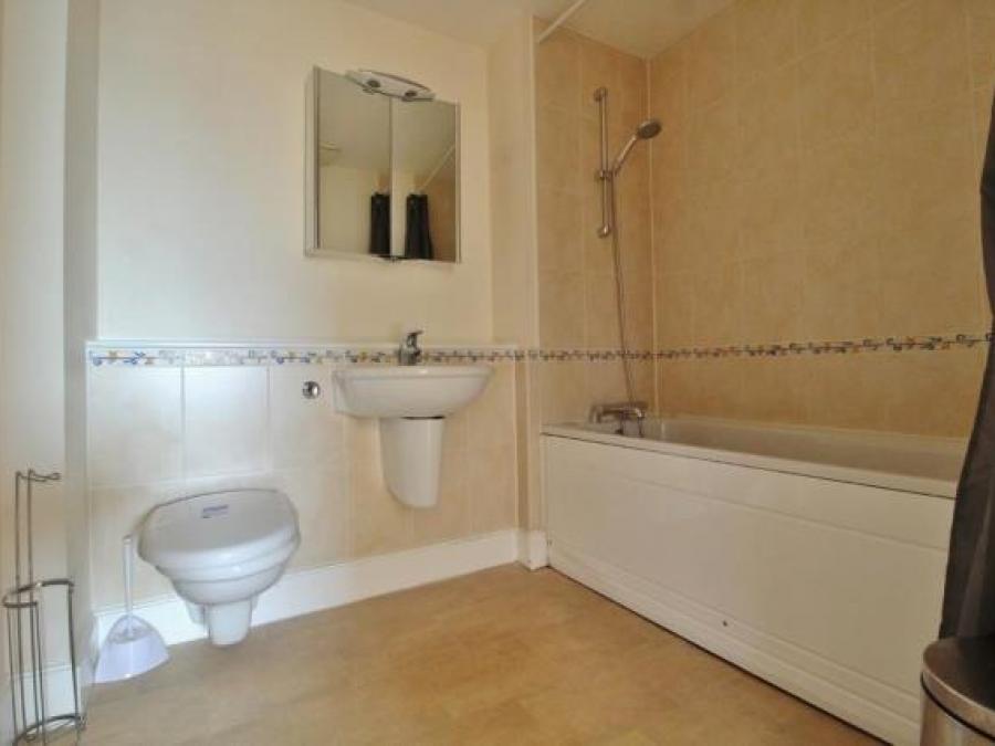 Flat 10, Brecon House, The Canalside, Gunwharf Quays, Portsmouth