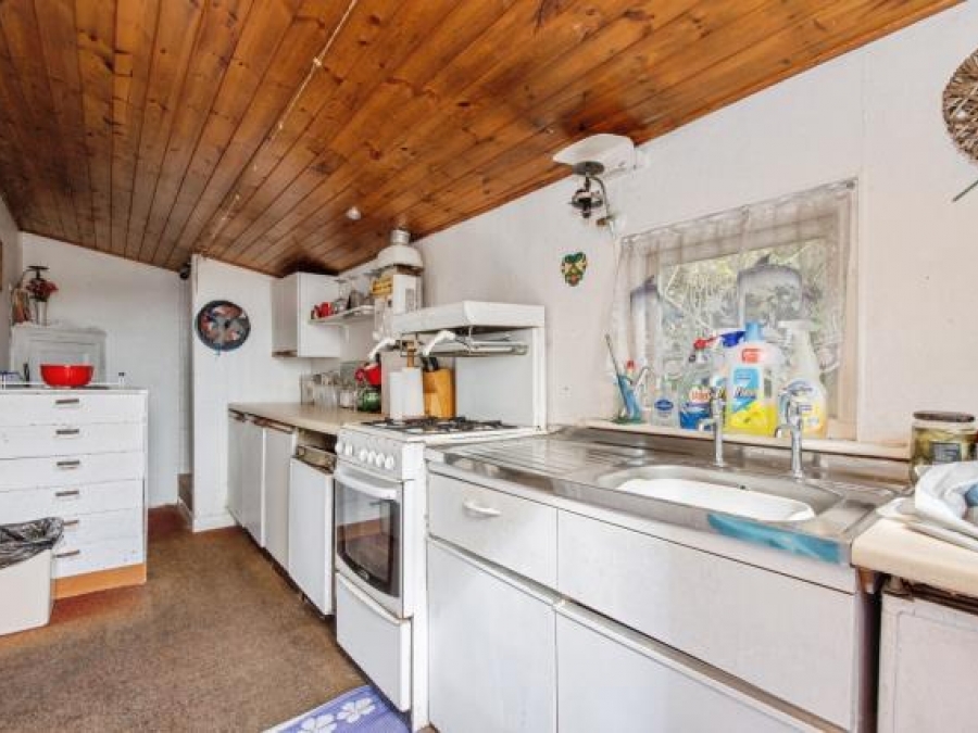 Chalet 16 'thatledo', Treninnow & Wiggle Cliff, Millbrook, Cornwall