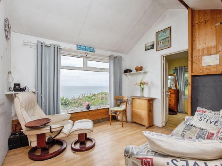 Chalet 16 'thatledo', Treninnow & Wiggle Cliff, Millbrook, Cornwall