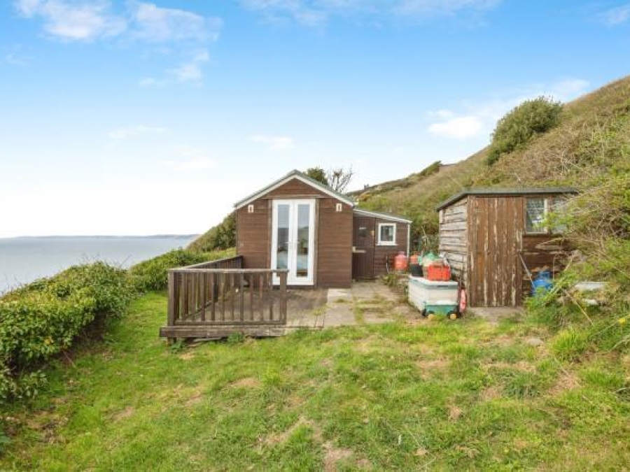 Chalet 16 'thatledo', Treninnow & Wiggle Cliff, Millbrook, Cornwall